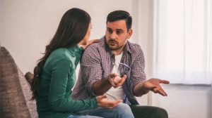 Relationship Roadblocks: Spotting Early Signs of Commitment Phobia